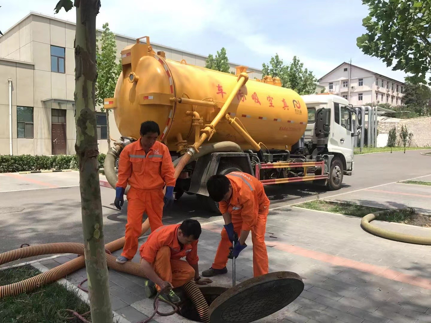 固安管道疏通车停在窨井附近