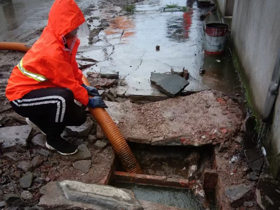 固安专业清理污水池 炜誉市政以规范流程守护城市 “肠道”