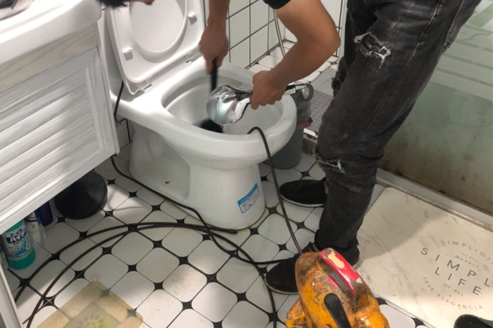 固安马桶堵塞自己疏通还是找师傅？专业上门服务让你省时更省心